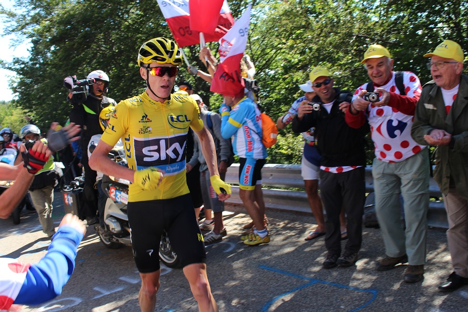 Chris Froome running in yellow jersey